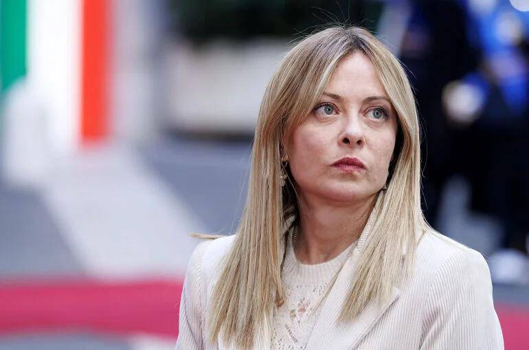 Италия бош вазири мактабларда бурқа ва ниқобни тақиқламоқчи